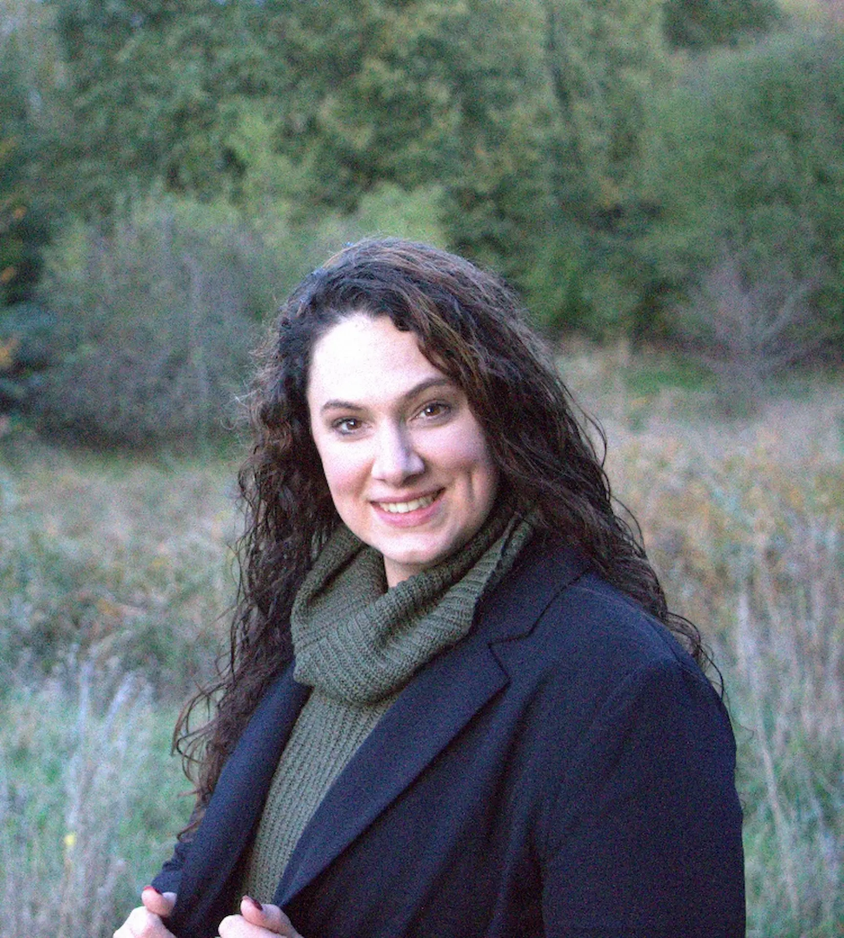 Coachin Liza lächelt in der Natur – professionelles Coaching für persönliche Entwicklung & Wachstumsförderung.